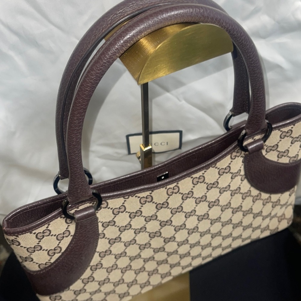 Gucci shoulder bag EUC with COA Authenticate First